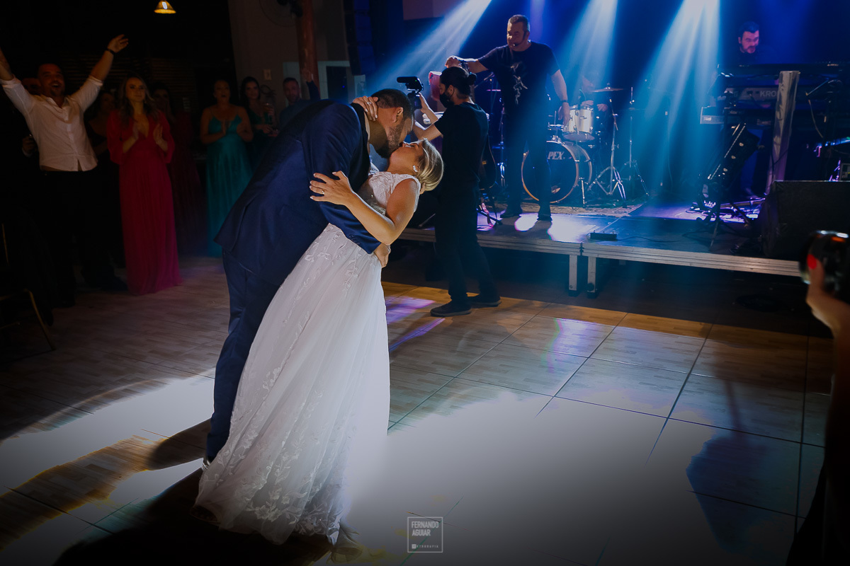 beijo dos noivos durante a salva 