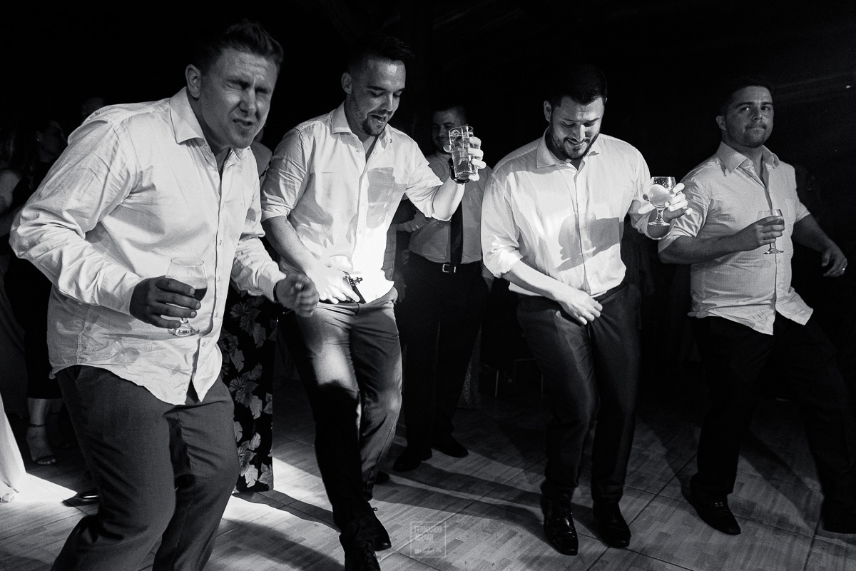 noivo dançando com os padrinhos
