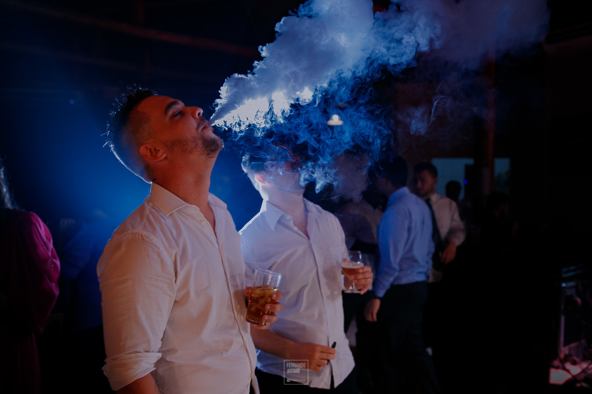 padrinho fumando usando cigarro eletronico