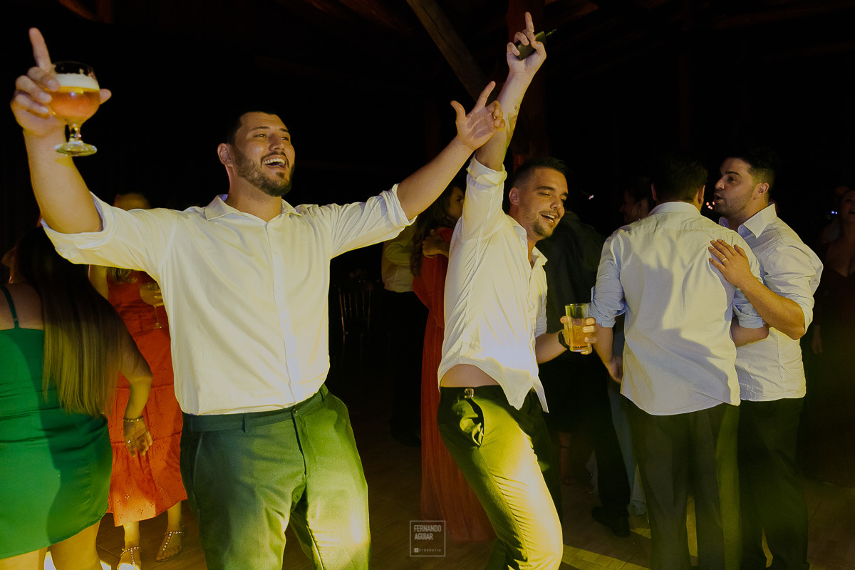 noivo dançando com os padrinhos