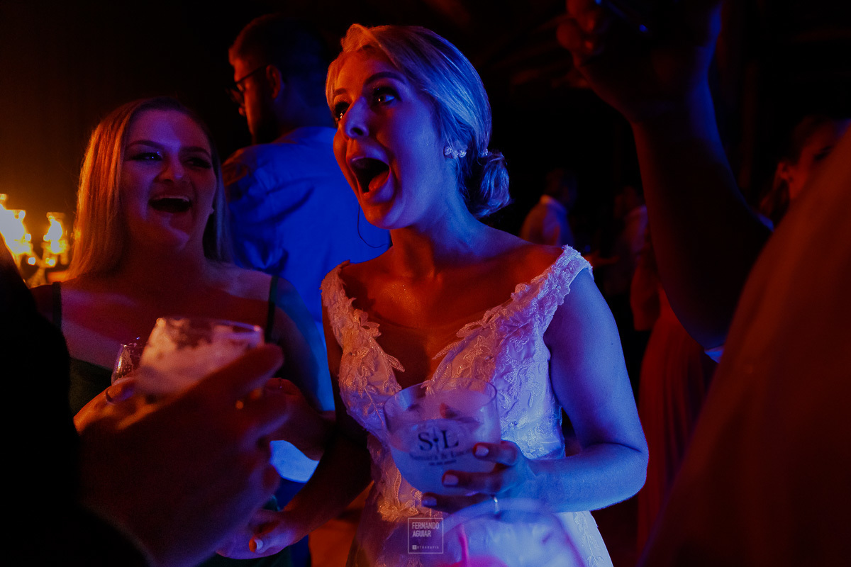 noiva feliz durante a festa de casamento 