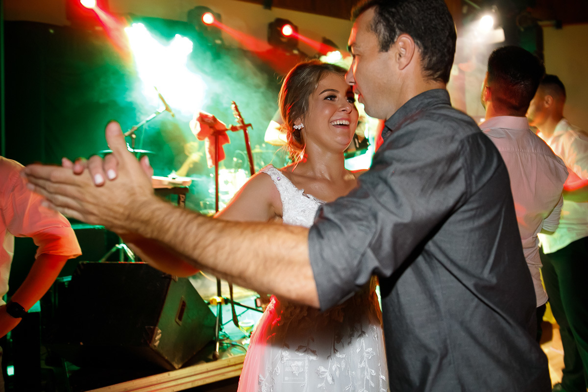 noiva dançando com padrinho