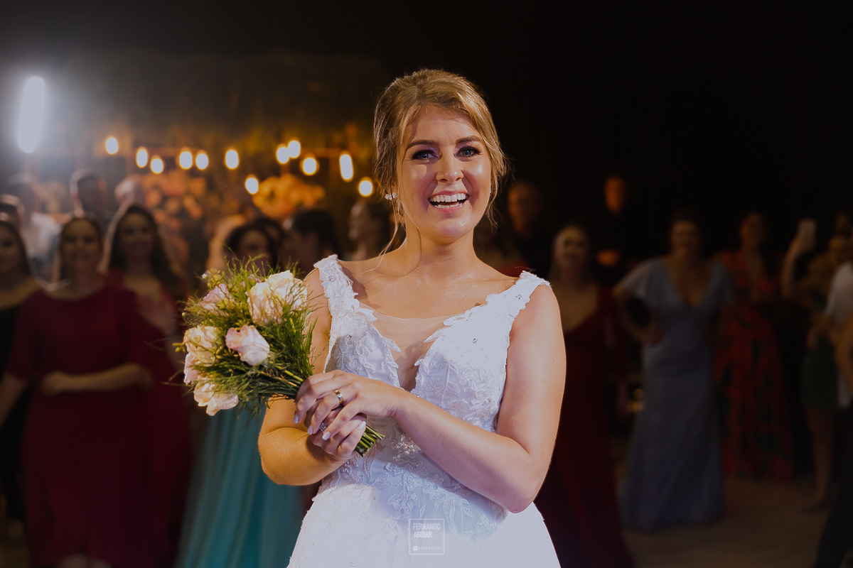 noiva jogando o buque