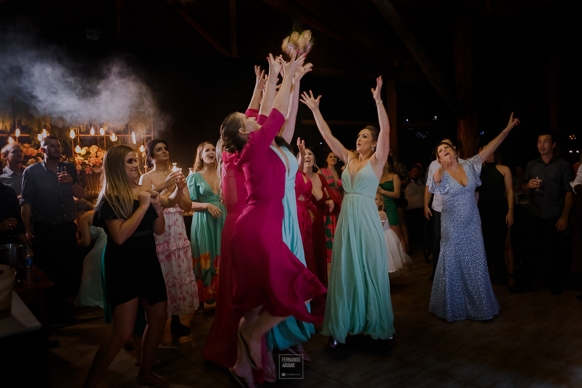 mulher pegando o buque durante a noiva jogando o buque