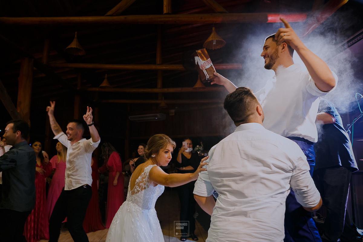noivo jogando bebida para os homens 