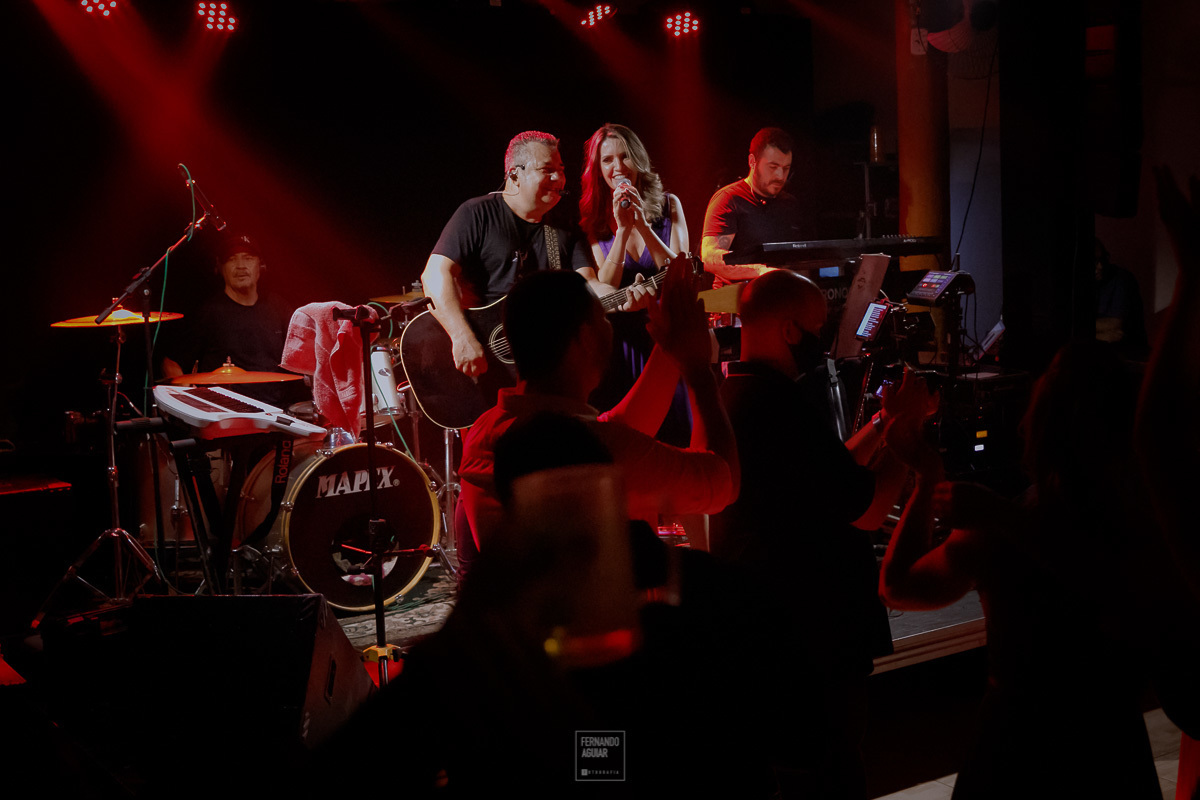 convidada cantando durante o casamento banda megatons