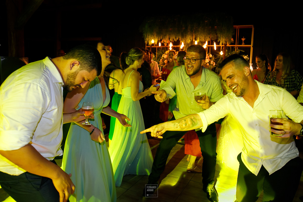 noivo e padrinhos dançando 