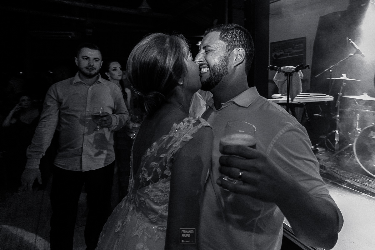 noiva beijando o noivo durante a festa 
