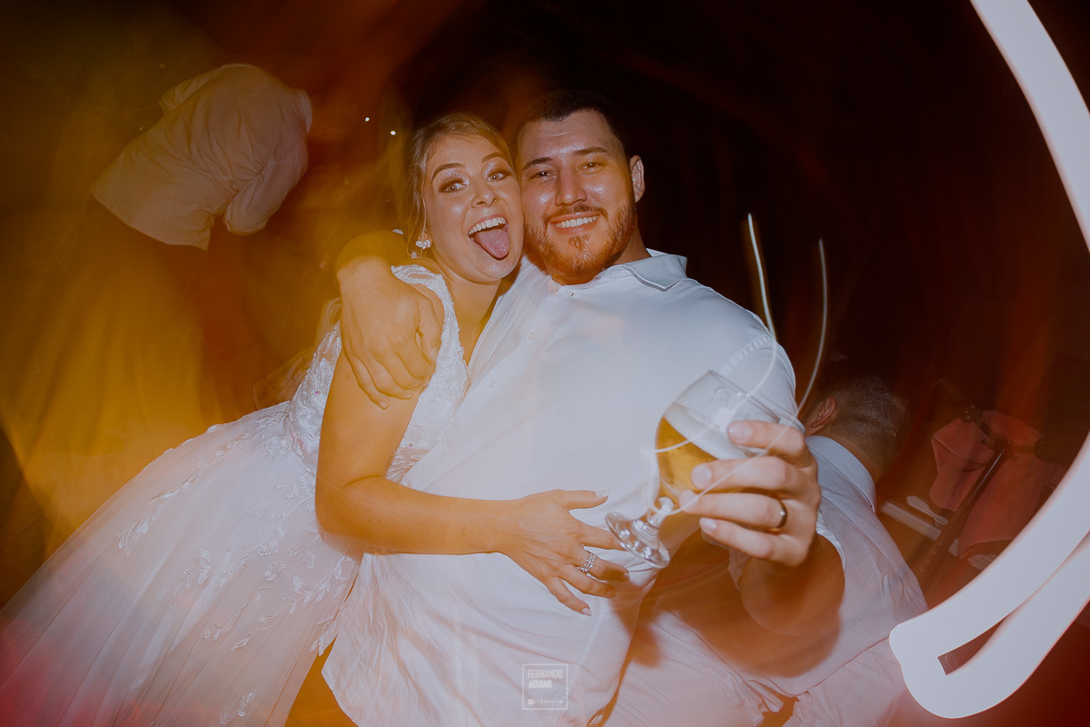 noivos felizes na festa