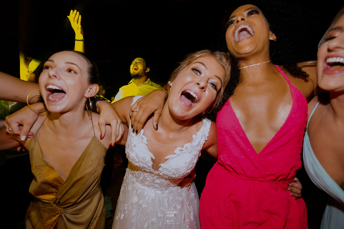 noiva dançando com as amigas