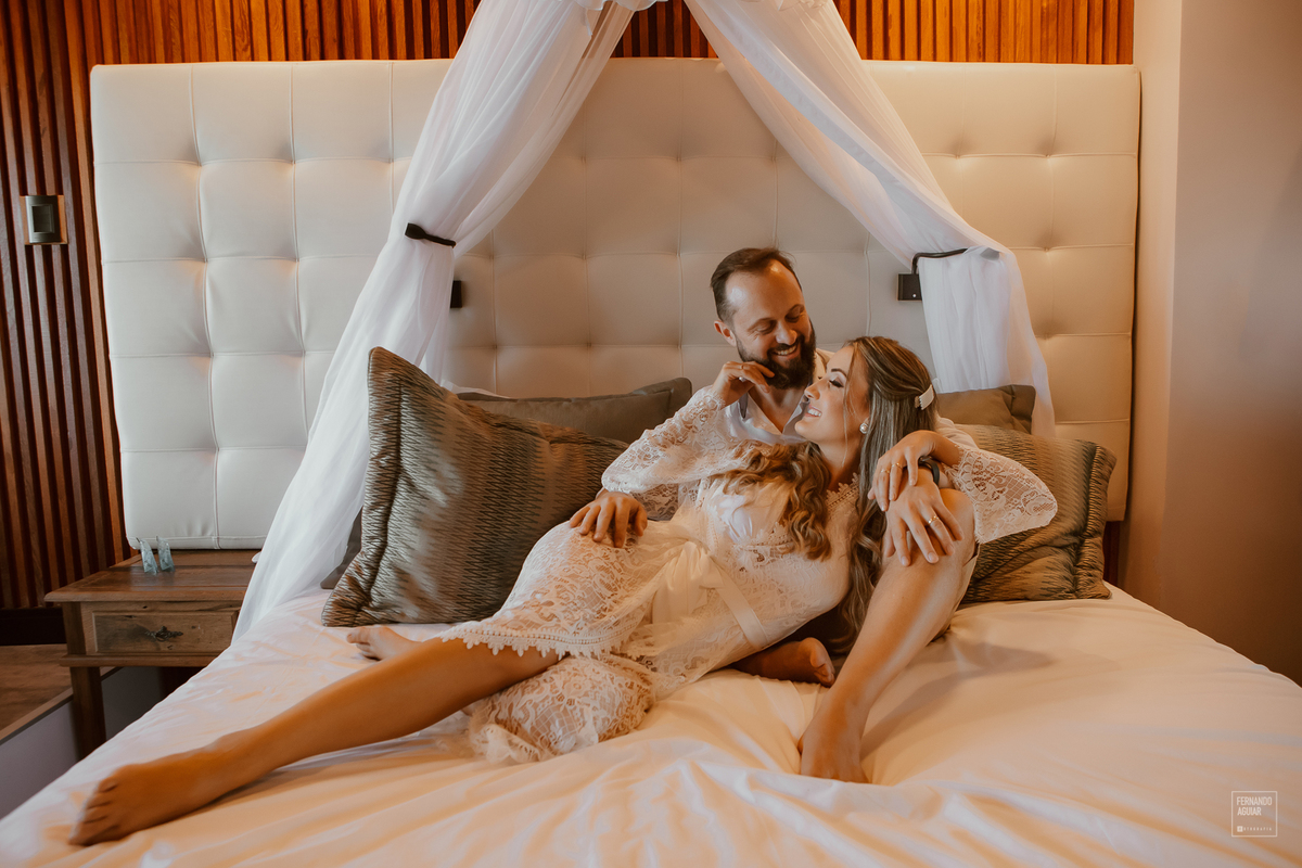 casal deitado na cama no pousada praia do rosa morada dos sisais