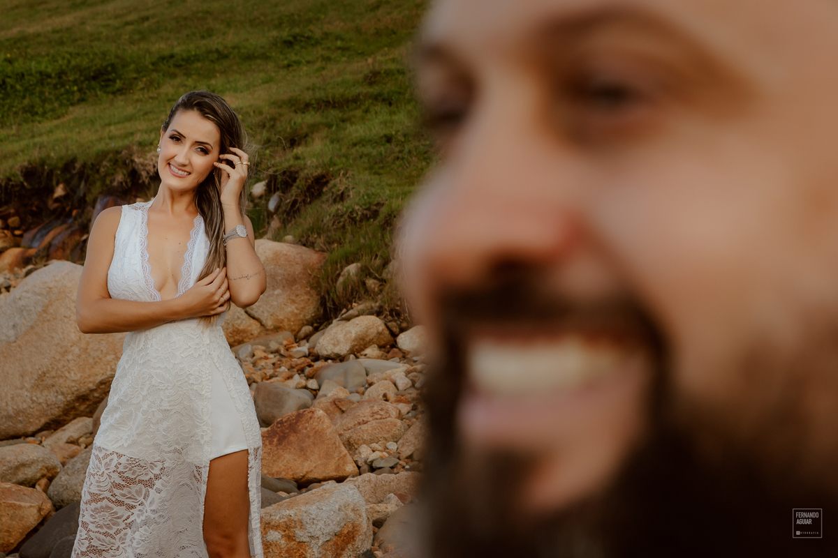 noiva olhando para o noivo praia do rosa 