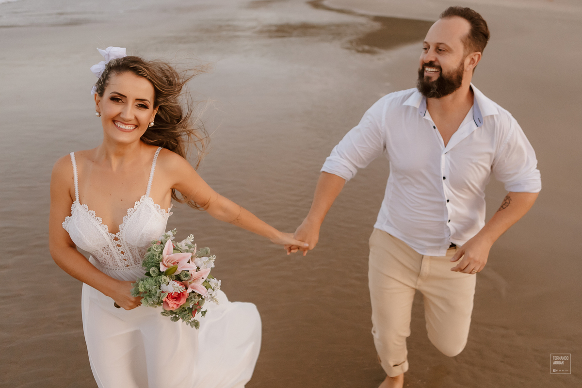 ensaio pre wedding na praia do rosa em imbituba usando roupa branca