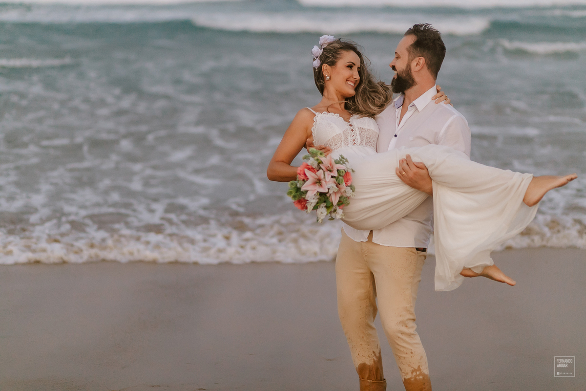 roupa branca usada no ensaio pre casamento na praia 