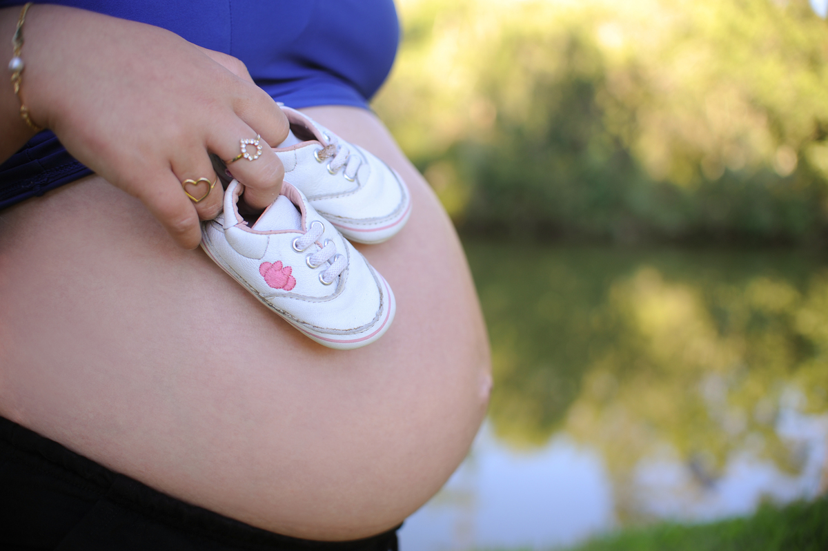 gestante e calçadinhos de bebe