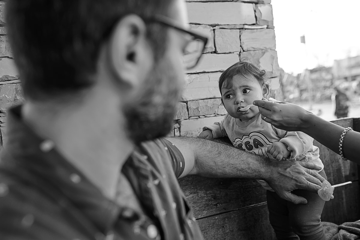 LE DAN DE COMER HELADO AL BEBE