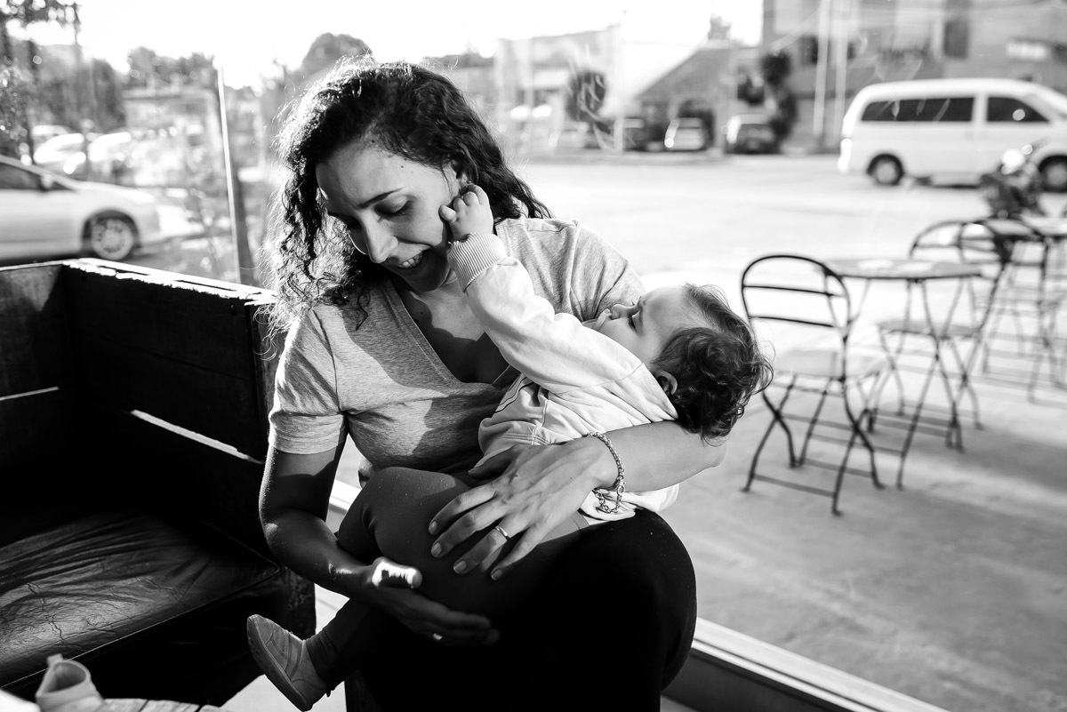 LA BEBE TOMA LA OREJA DE LA MAMA PARA DORMIRSE