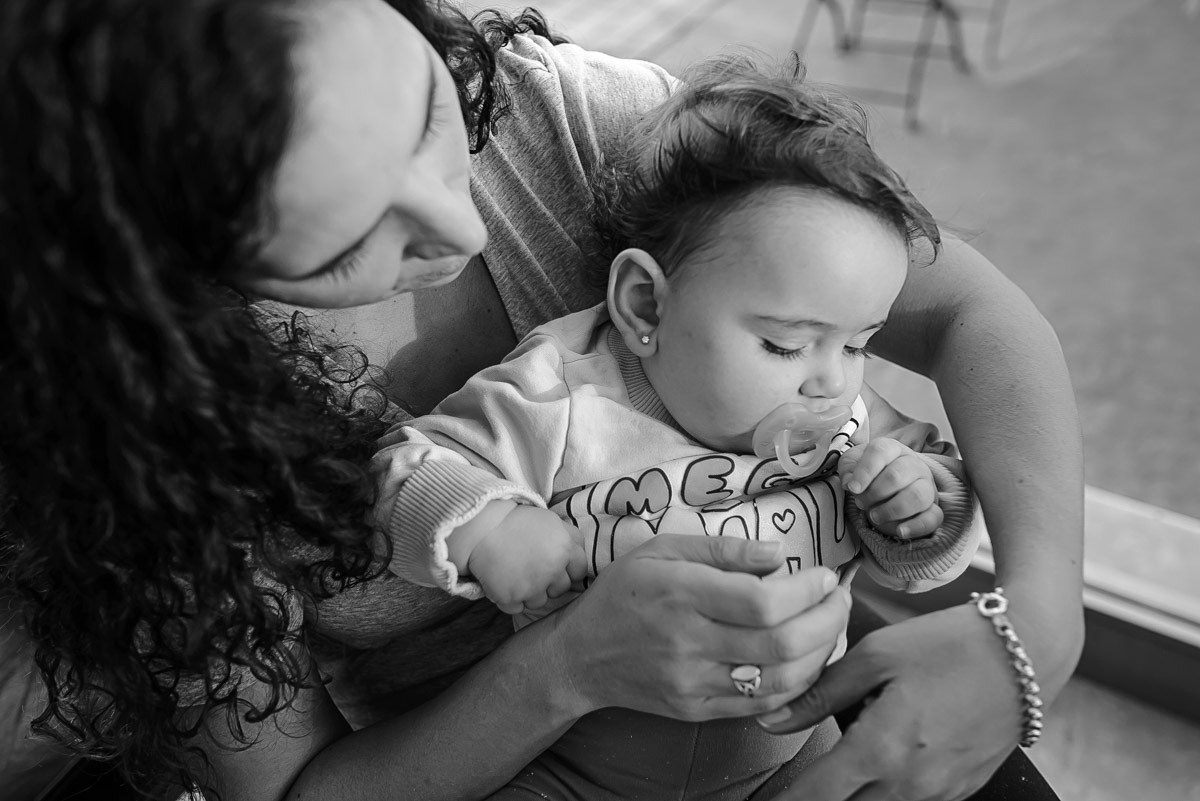 LA BEBE ESTA DORMIDA EN BRAZOS DE SU MAMA