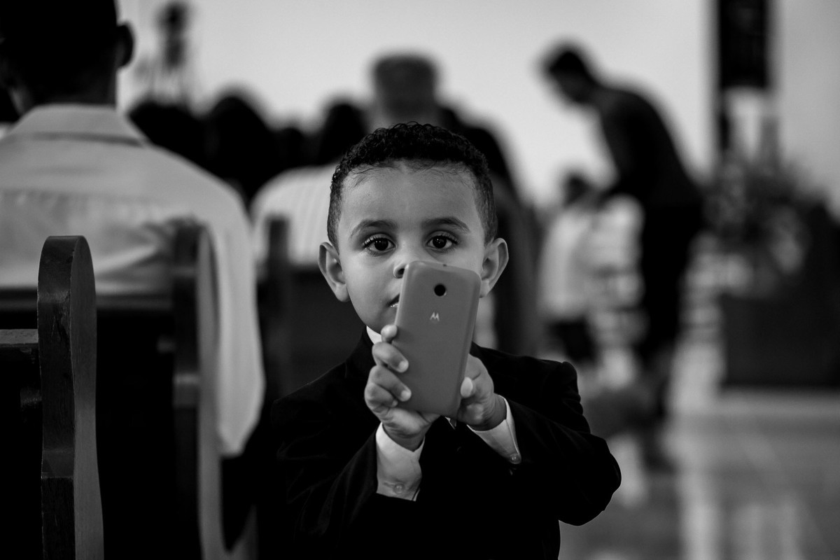 pajem fazendo foto na igreja casamento Clayton e Laudicei