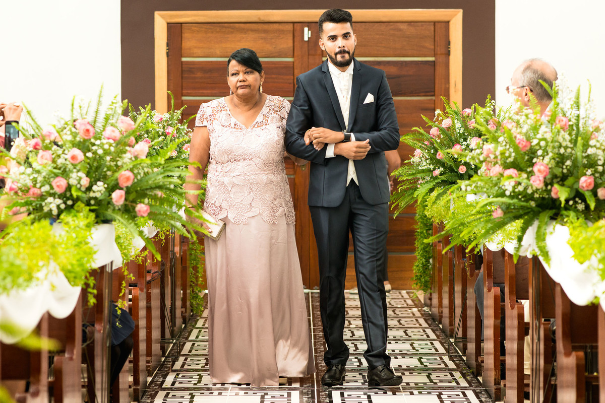 noivo entrando na igreja na igreja casamento Clayton e Laudiceia