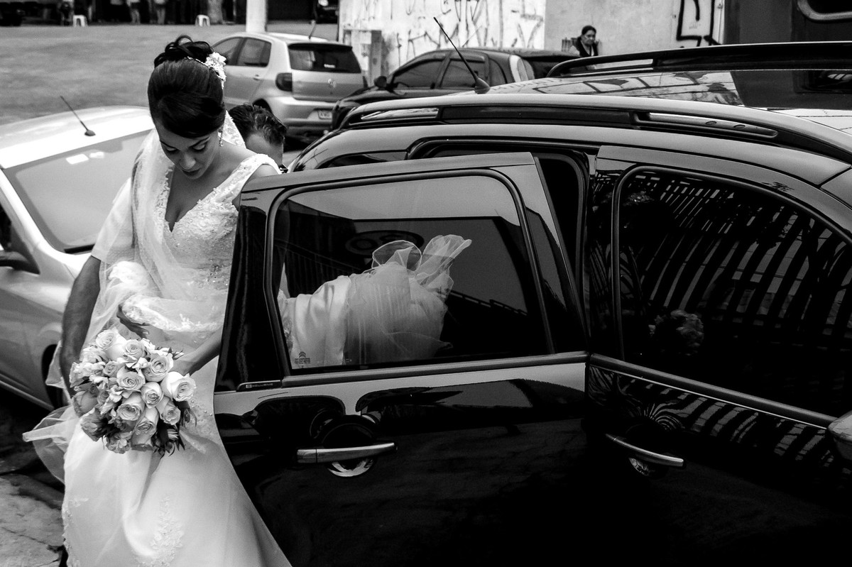 noiva saindo do carron casamento Clayton e Laudiceia