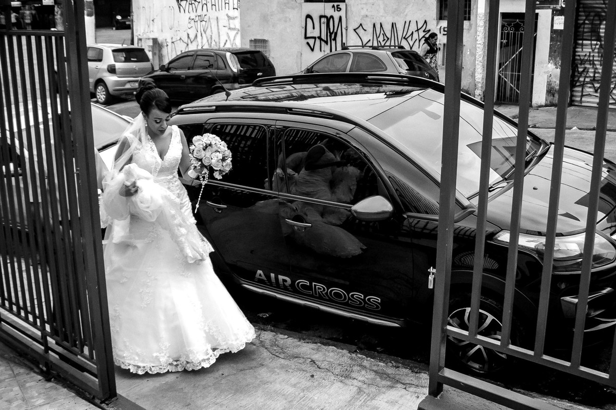 noiva saindo do carron casamento Clayton e Laudiceia