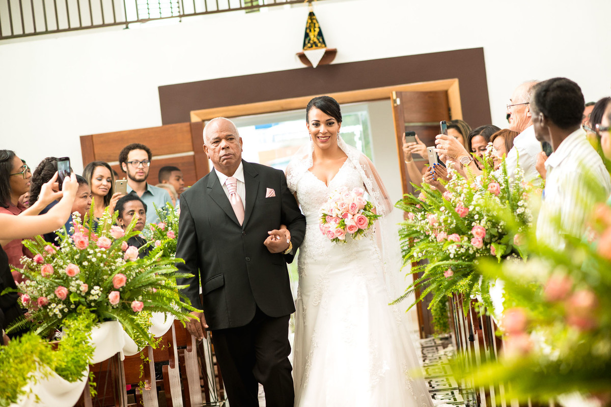 noiva entrando na igreja casamento laudiceia e clayton