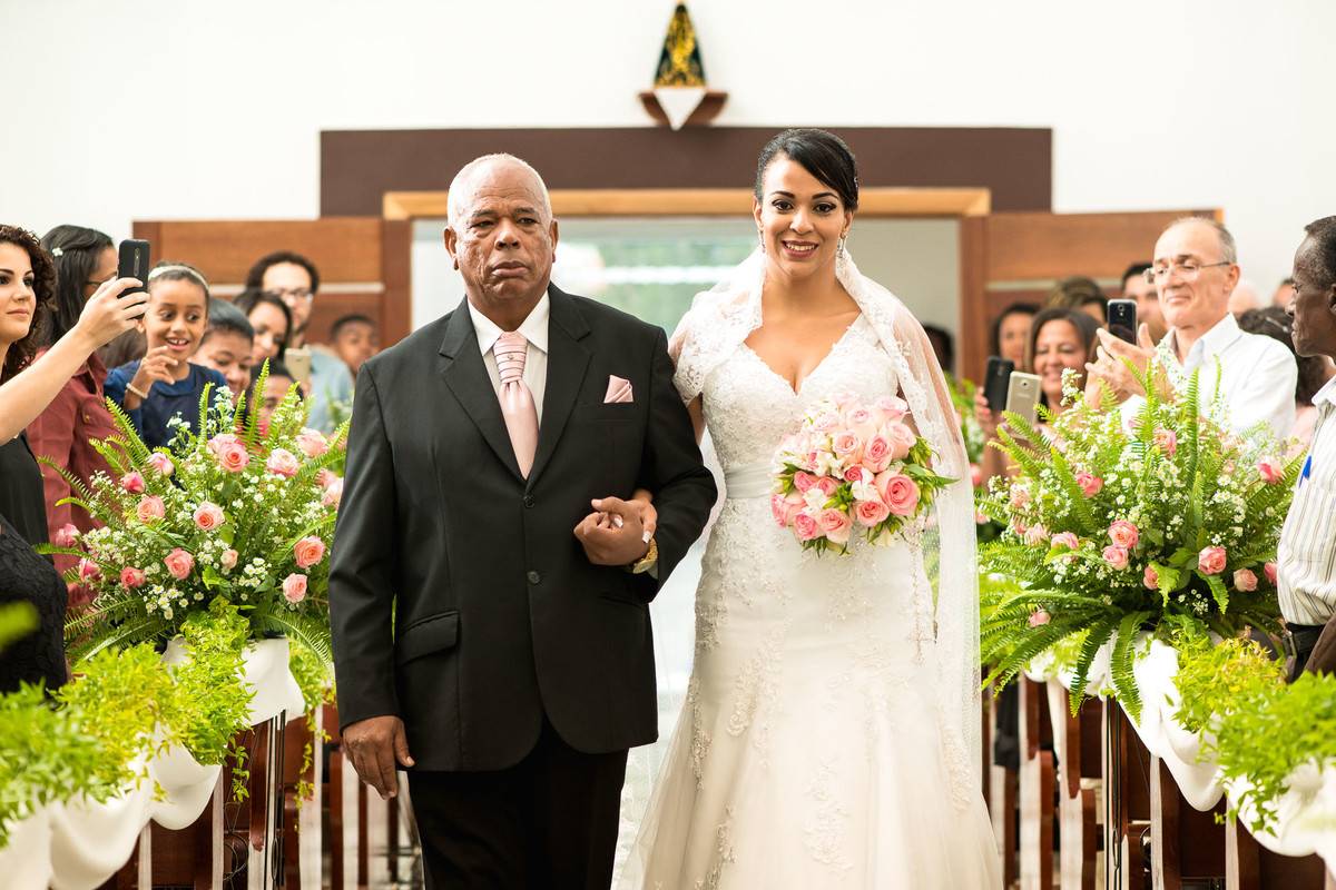 noiva entrando na igreja casamento laudiceia e clayton