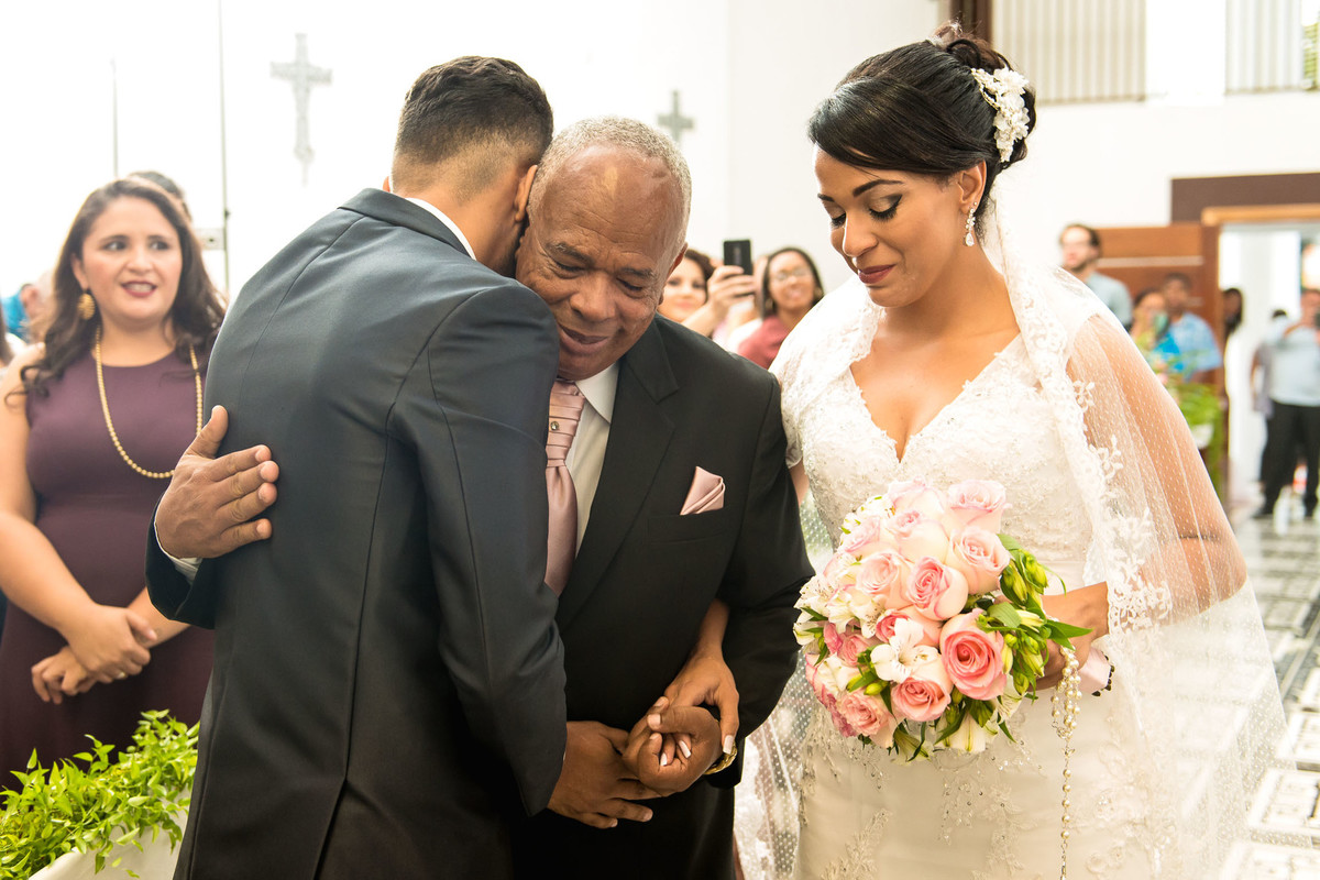 noivo recebendo a noiva na igreja casamento clayton e laudiceia