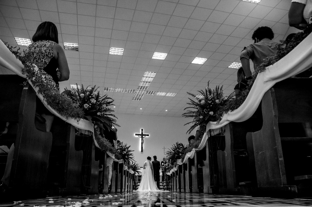 noivos no altar com o corredor da igreja