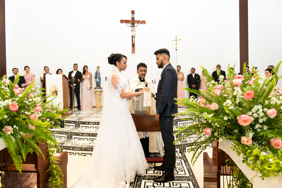 padre abençoa casal durante a cerimonia do casamento laudiceia e clayton