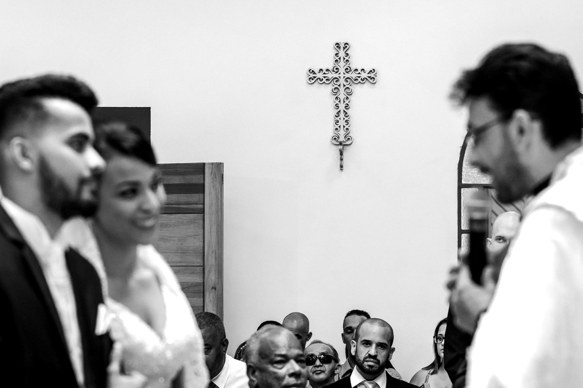 padre abençoa casal durante a cerimonia do casamento laudiceia e clayton
