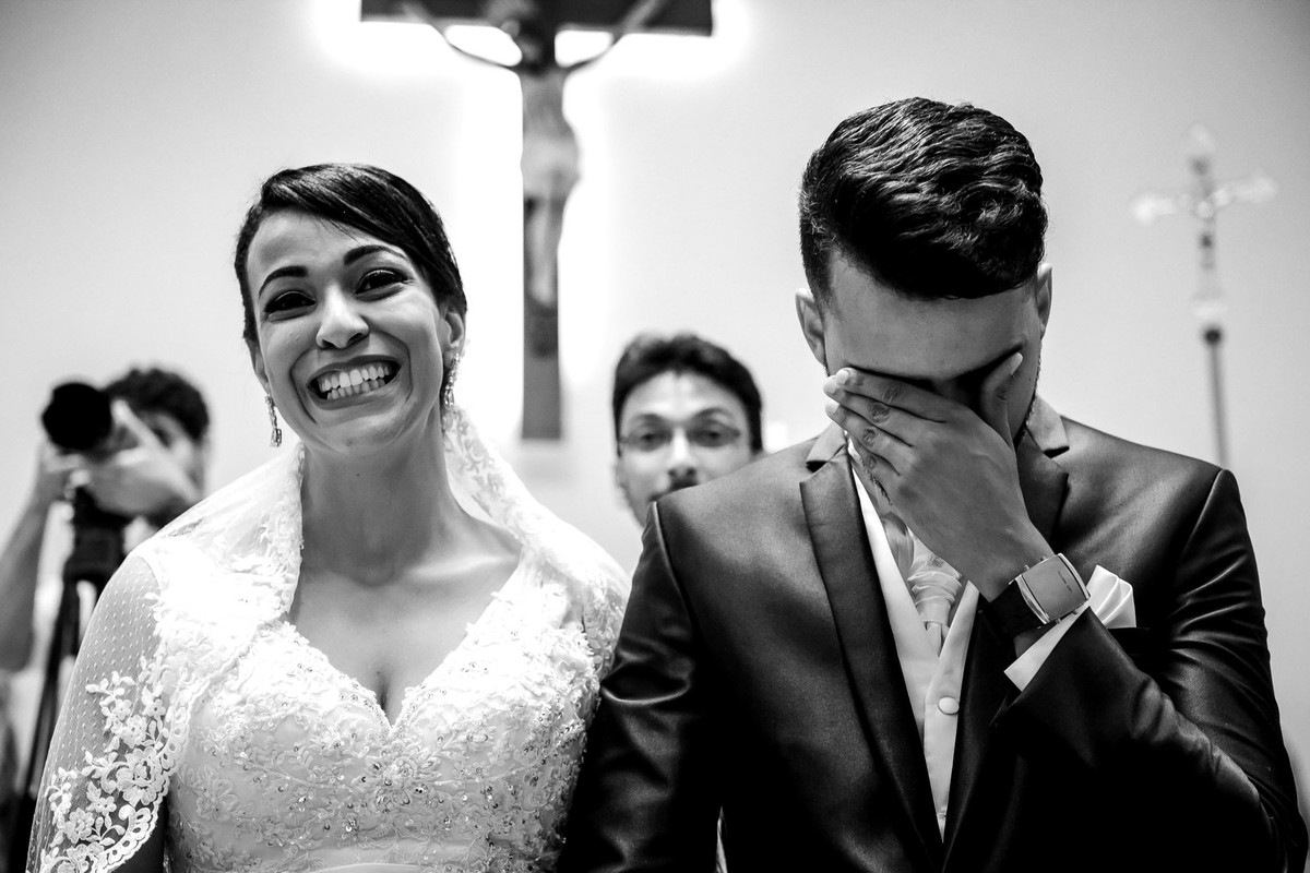 noivos choram durante a entrada das alianças na igreja casamento laudiceia e clayton
