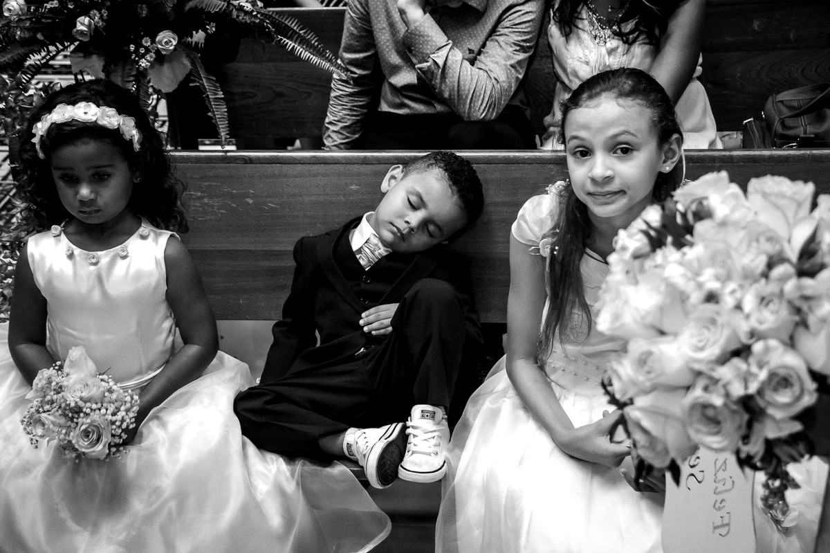 pajem dormindo e daminhas sentadas casamento laudiceia e clayton