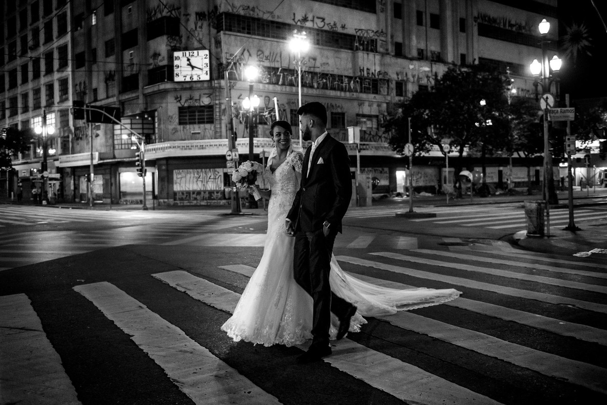 ensaio dos noivos no centro de São Paulo de noite casamento laudiceia e clayton