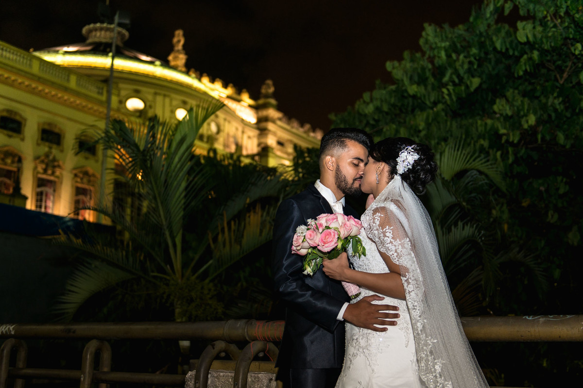 ensaio dos noivos no centro de São Paulo de noite casamento laudiceia e clayton