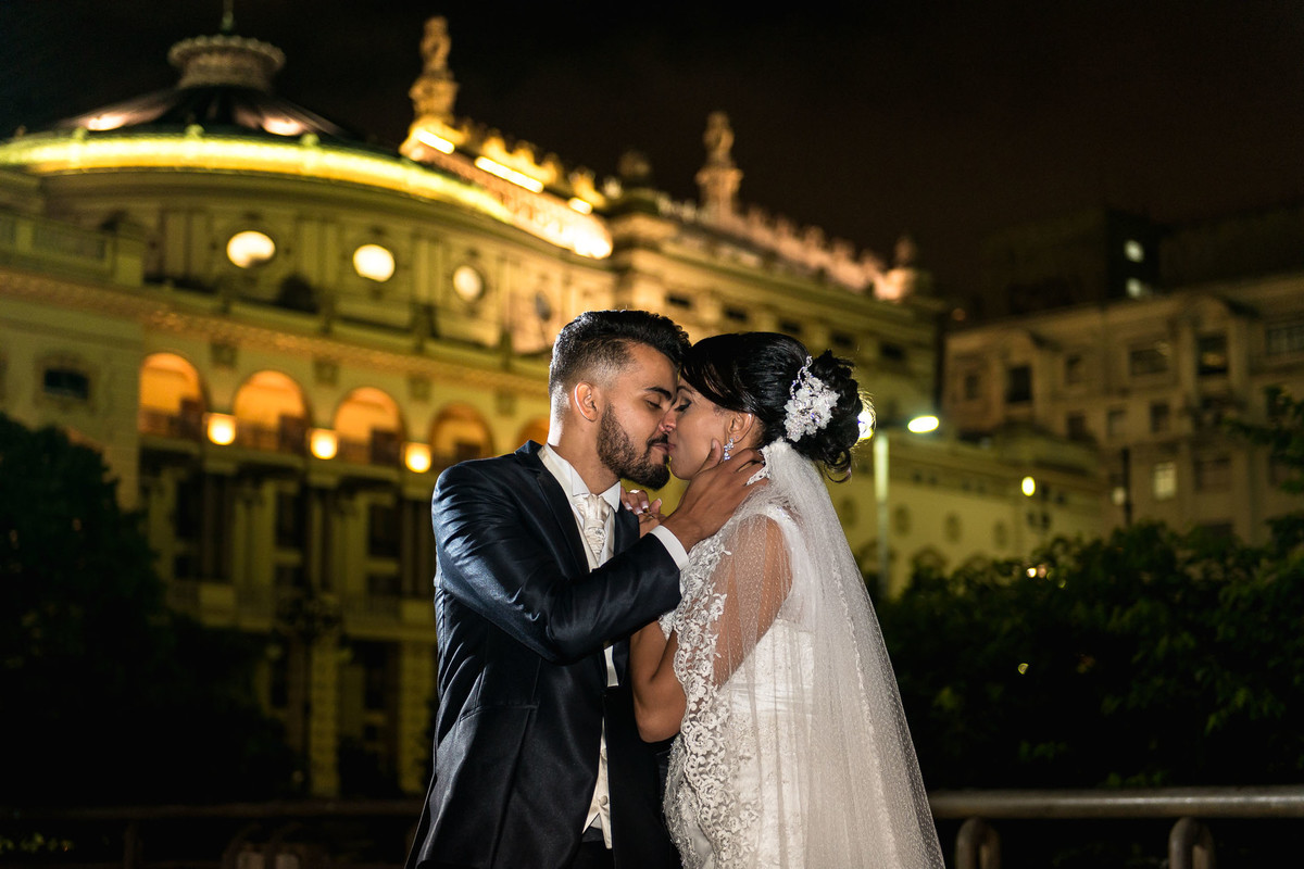 ensaio dos noivos no centro de São Paulo de noite casamento laudiceia e clayton