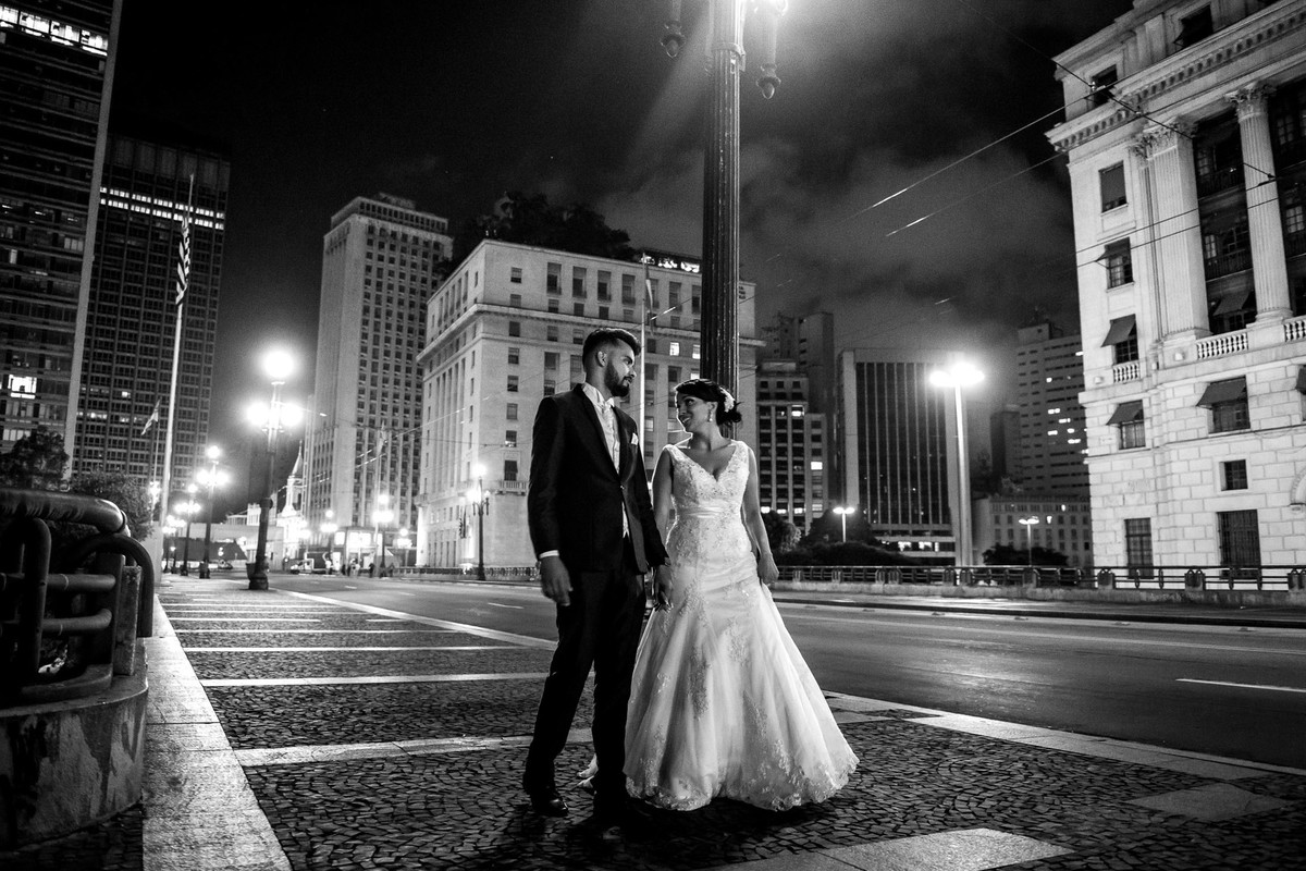 ensaio dos noivos no centro de São Paulo de noite casamento laudiceia e clayton