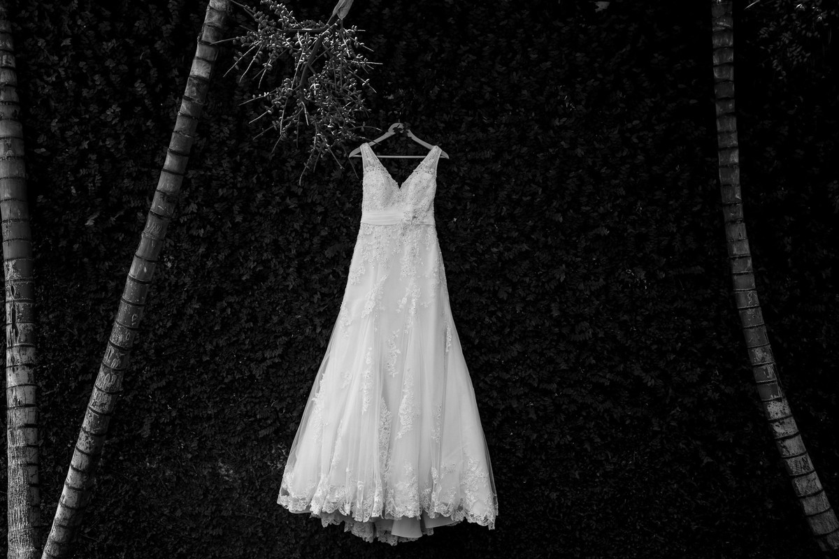 vestido pendurado no salão de beleza casamento laudiceia e clayton são paulo