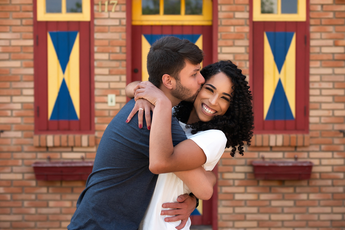 casal abraçados em Holambra