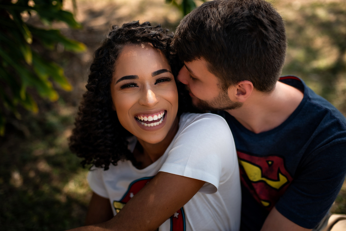 casal abraçados em Holambra