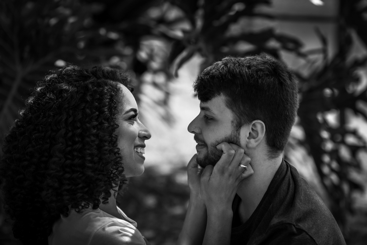 casal abraçados em Holambra