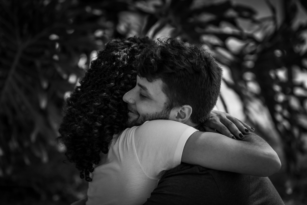 casal abraçados em Holambra