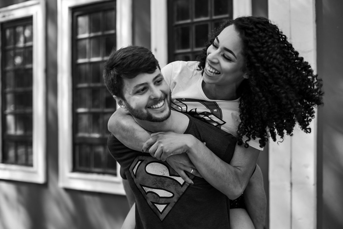 casal abraçados e brincando em Holambra