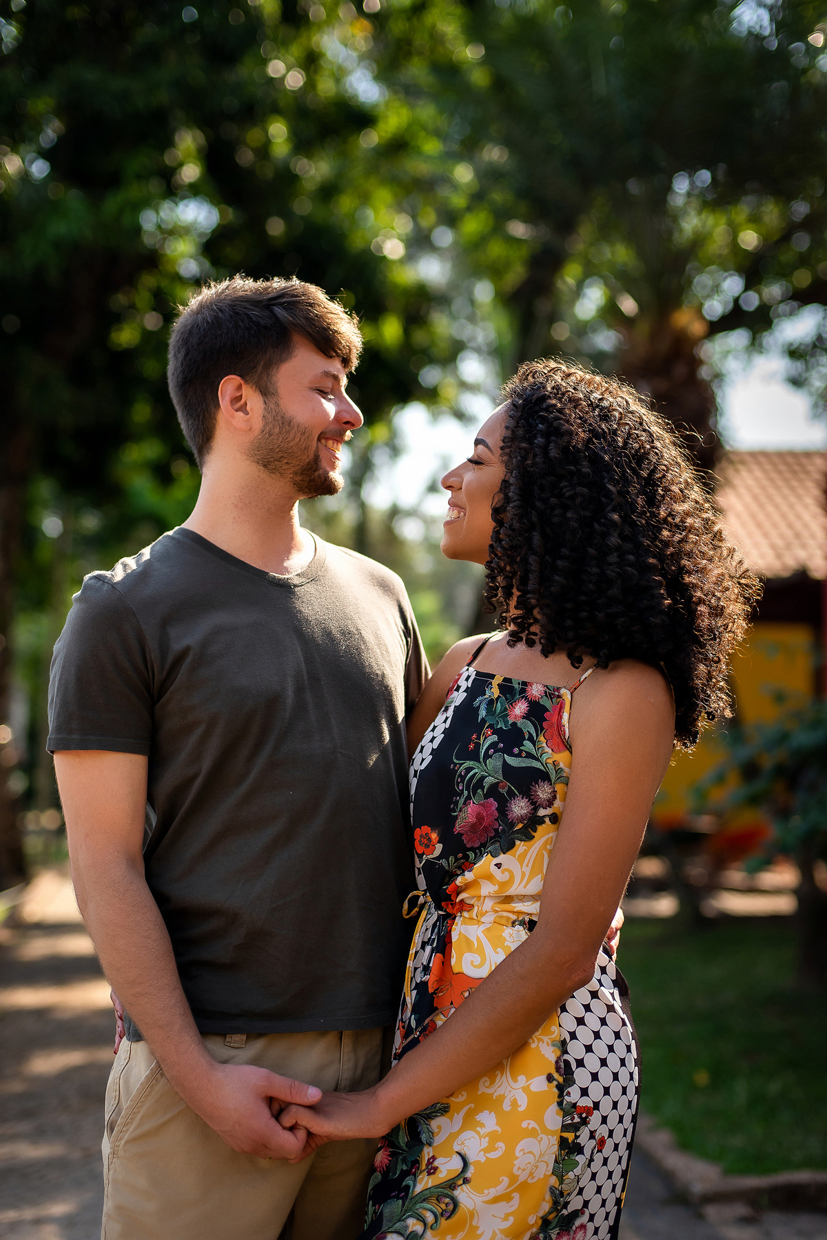 casal abraçados em praça de Holambra