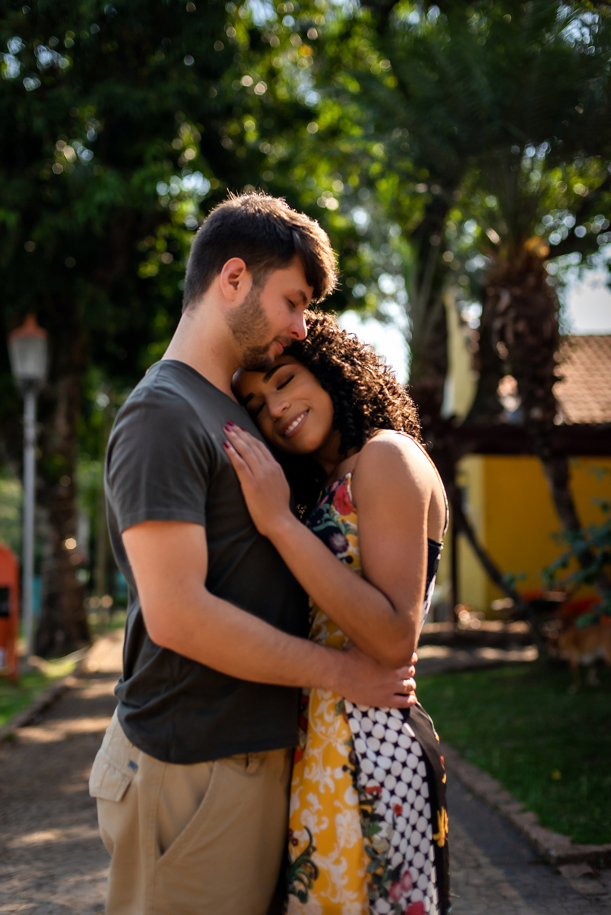 casal abraçados em praça de Holambra