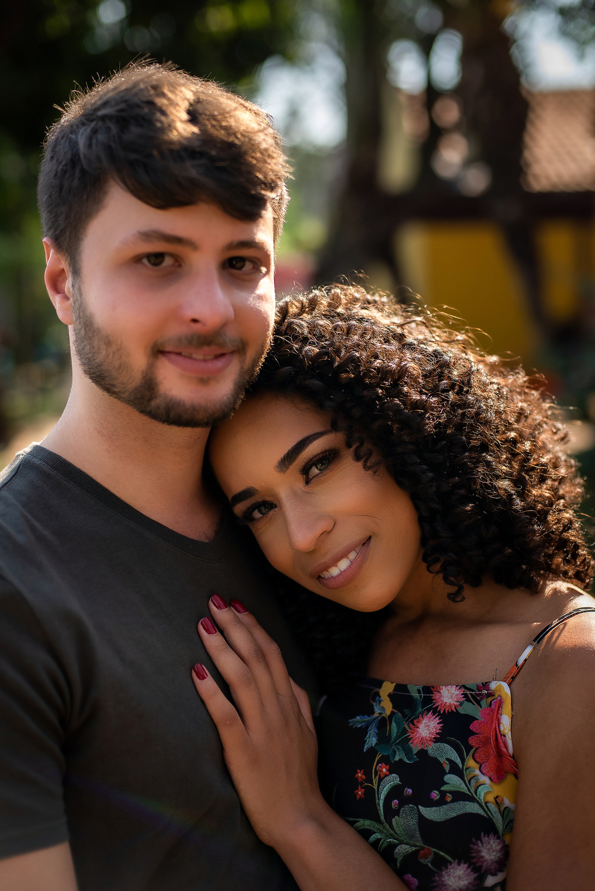 casal abraçados em praça de Holambra