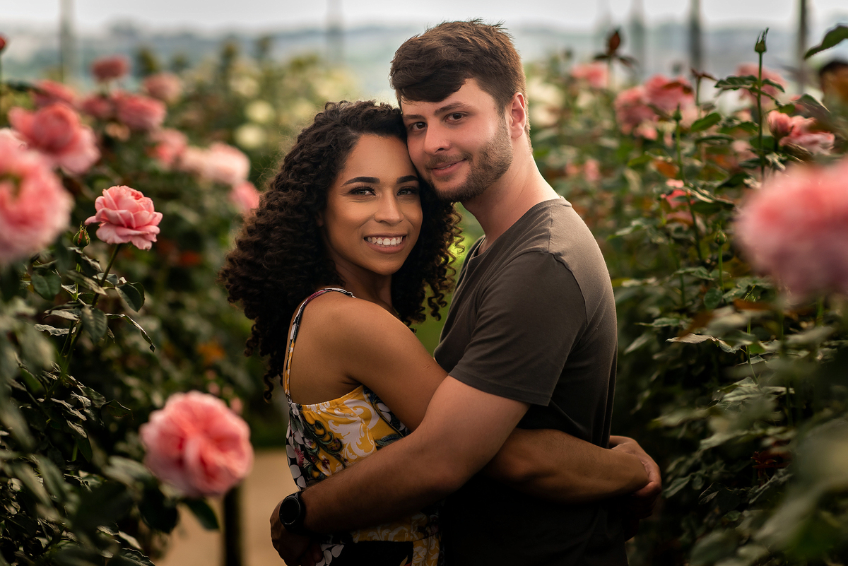casal abraçados em Bloemen Park campo de flores em Holambra