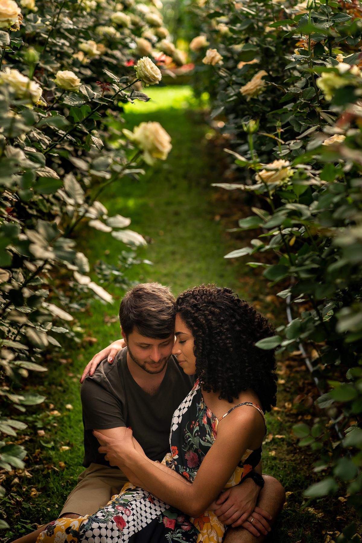 casal abraçados em Bloemen Park campo de flores em Holambra
