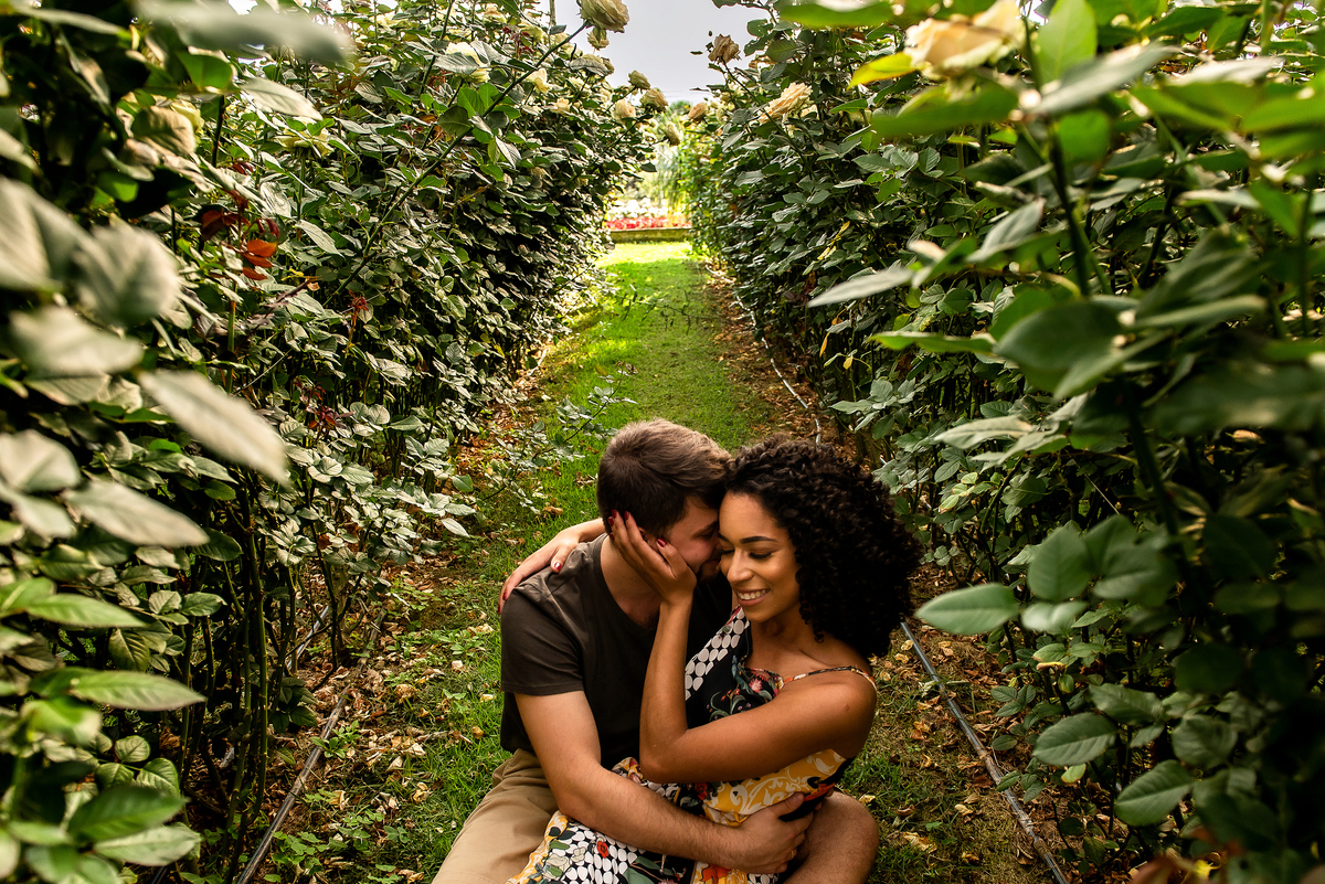 casal abraçados em Bloemen Park campo de flores em Holambra